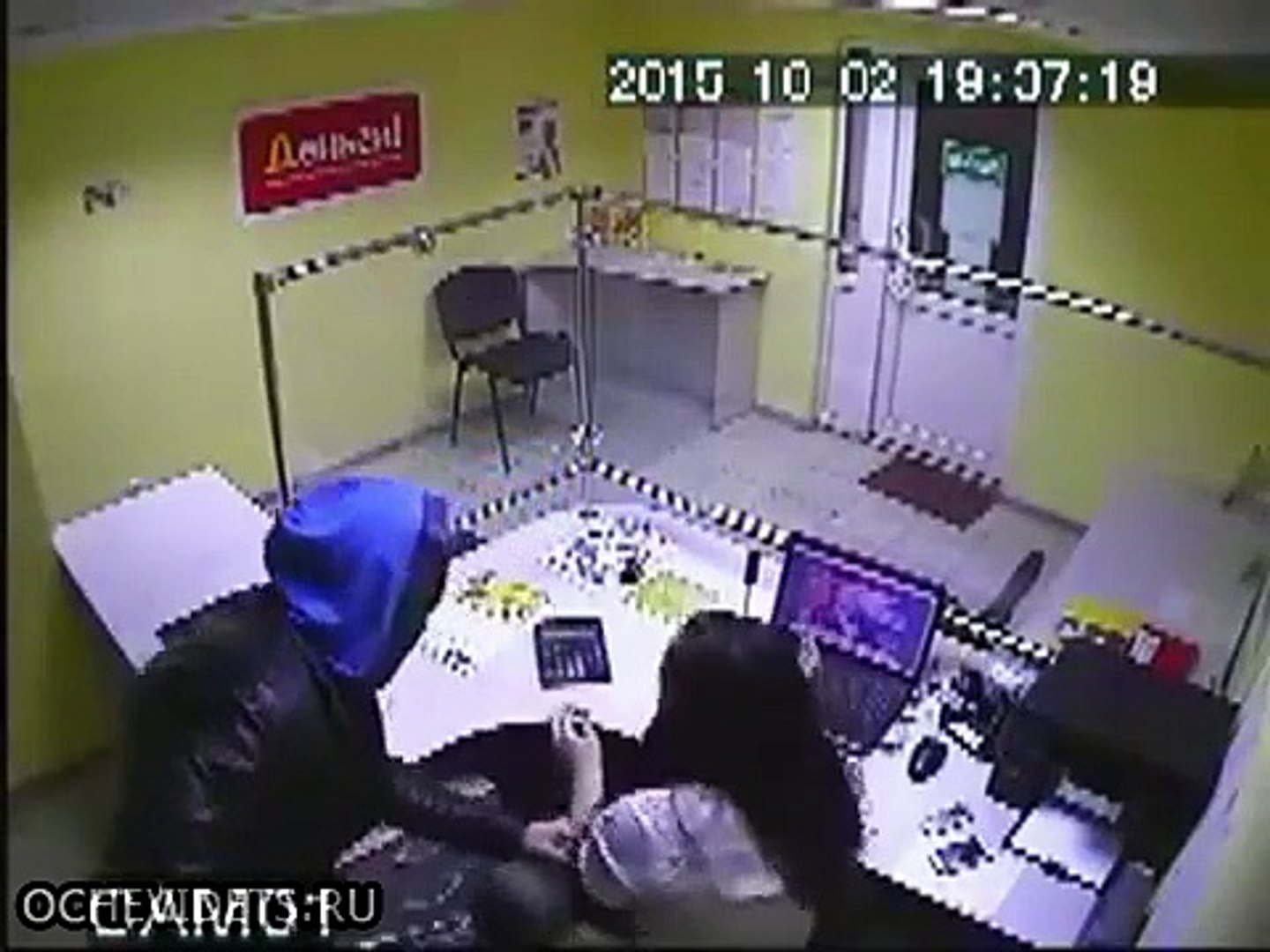 ⁣В Кирове «рычащий» налетчик с ножом ограбил офис микрозаймов