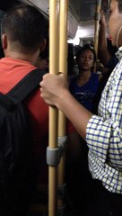 Mujer dormida de pie en la metrovía