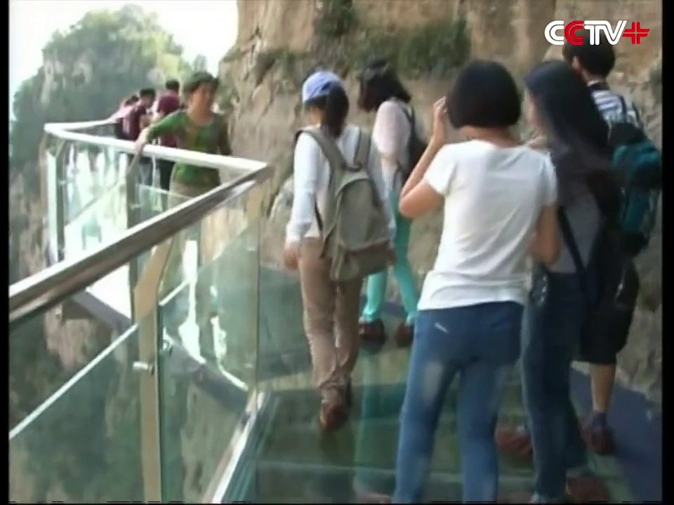 Crazy Glass Walkway 3,540ft Above The Ground Cracks Under Tourists’ Feet