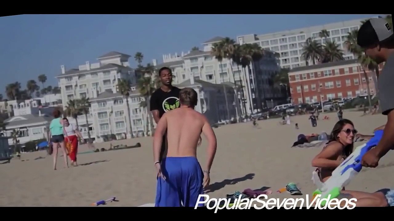 Sahilde Su Tabancası Şakası