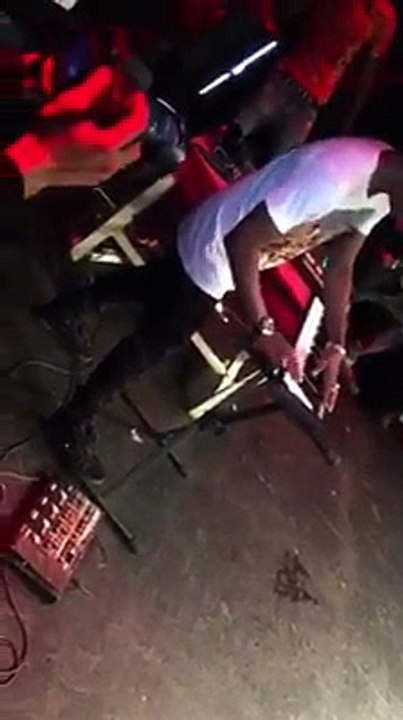 concert Sidiki Diabate voilà la magie des doigts de Diabate Ba. M avec clayton venu pour donner la force