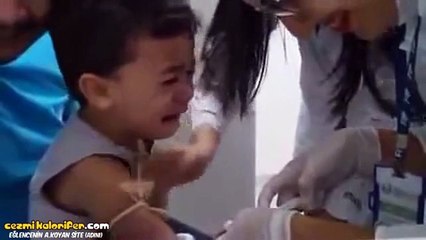 Kan Aldırırken Ağlayan Oğlunu Taklit Eden Baba