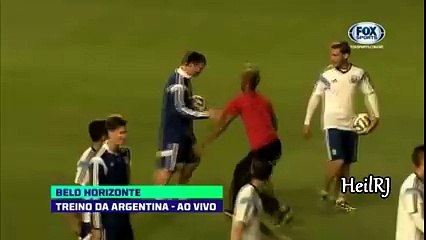 ‫#‏رونالدينيو‬ البرازيلي في احدى تدريب المنتخب الارجنتيني يقتحم الملعب لمصافحة ‫#‏ميسي‬