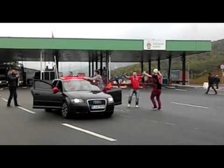 Atmosfera në Morinë. Tifozët me këngë e valle drejt Elbasanit - Ora News - Lajmi i fundit