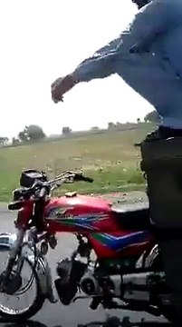 میں آ ج تک ایسی ڈرائیور نہی دیکھا .ایسا کام صرف پاکستان میں ہی ہوتا ہے .ہا ہا ہا