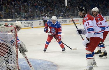 Pour son anniversaire Vladimir Poutine organise un match de hockey à Sotchi