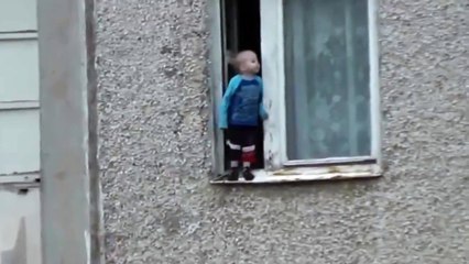 Нереальная жесть. Ребенок стоит на подоконнике 8 этажа