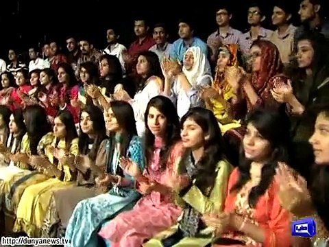 Dunya News- PK jokes around with Aima Baig.