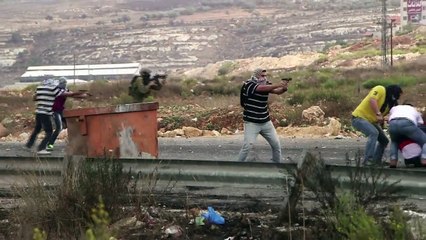 下载视频: Trois manifestants palestiniens blessés par des soldats israéliens infiltrés