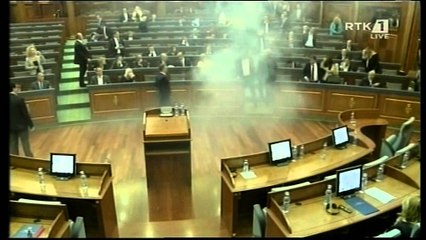 Kosovë, Në parlament hidhen tymuese dhe fishkëllima nga opozita