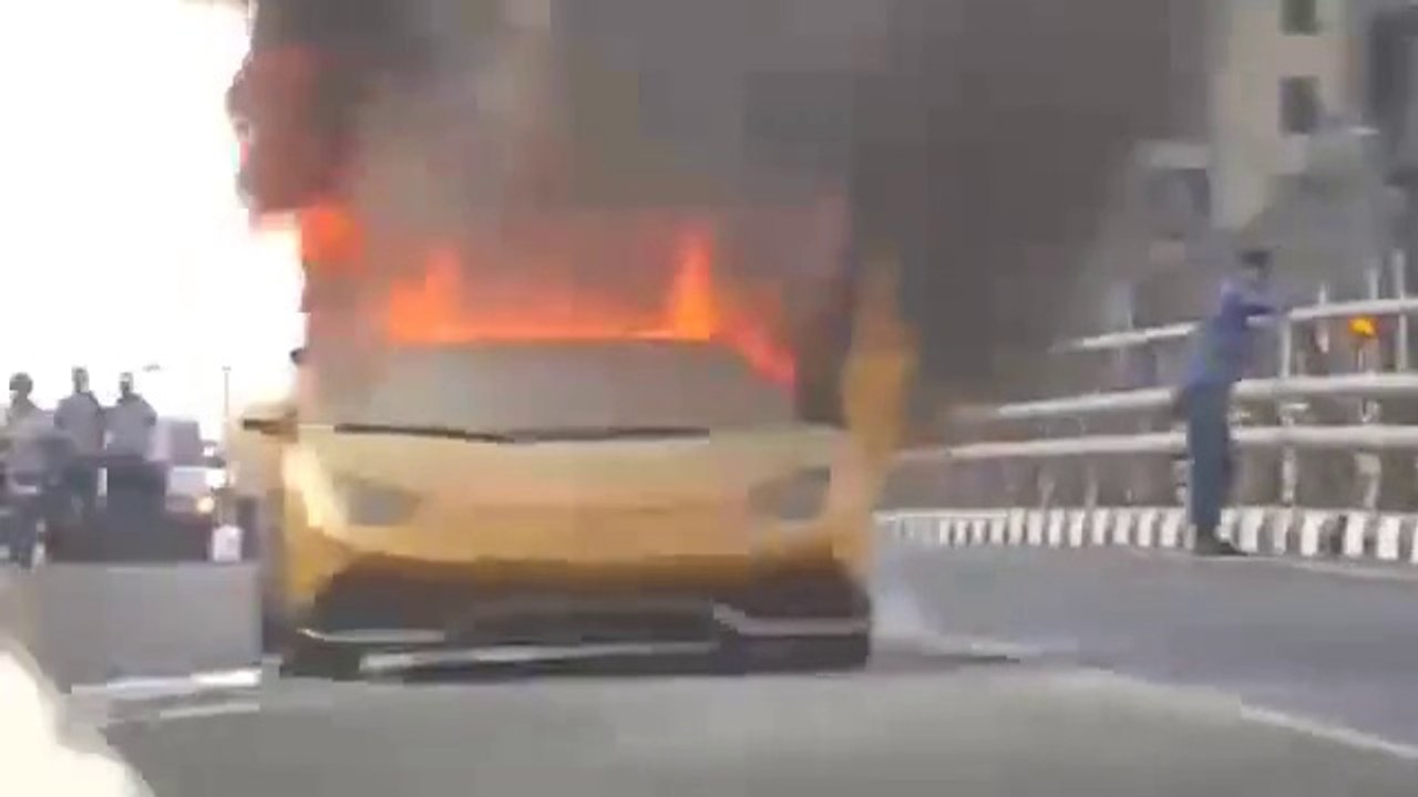 Une Lamborghini prend feu après une accélération à Dubaï