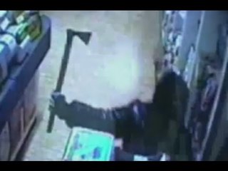 Andria - Rapinava commercianti con un'accetta: arrestato (08.10.15)