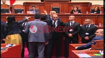 Deputetët PD para foltores ku fliste Rama, Meta ndërpreu seancën - Ora news - Lajmi i fundit