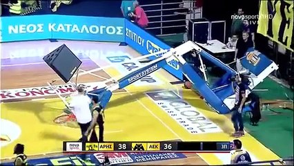 Jamel Haggins fait tomber le panier de basket !