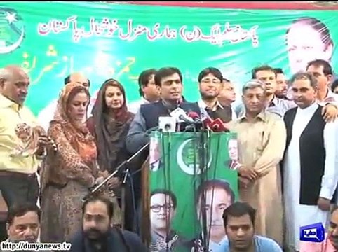 این اے 122 میں ضمنی الیکشن کیلئے بھر پور گہما گہمی جاری ہے. لیگی رہنماؤں نےعمران خان کو شدید تنقید کا نشانہ بنایا