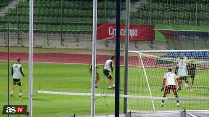 La 'master class' de magia de Thiago Alcântara en el entreno de España