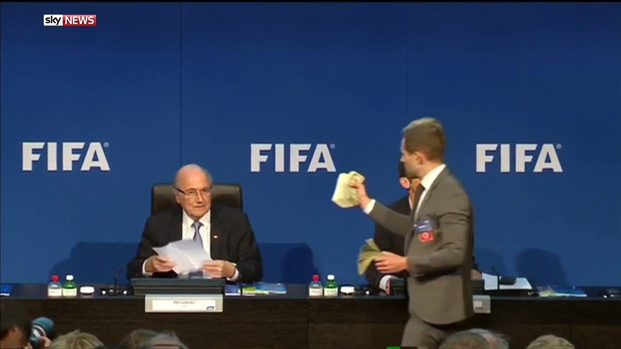 Blatter'e 'para'lı protesto,Blatter ve Platini resmen men edildi!