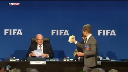 Blatter'e 'para'lı protesto,Blatter ve Platini resmen men edildi!