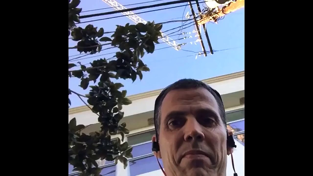 Steve-O (Jackass) escalade une grue et allume des feux d'artifices à Hollywood