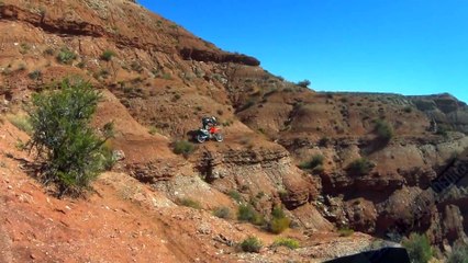 2 bikers roulent sur une piste d'enduro complètement folle...