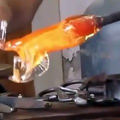 Un cheval de verre fait à base de verre recyclé