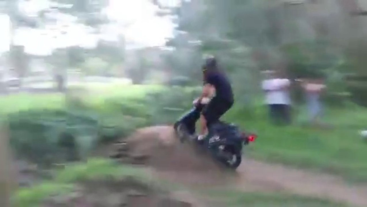 Ce taré saute un fossé enorme avec son scooter