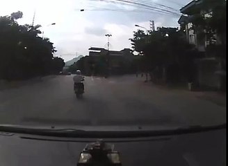 Nam thanh niên phóng xe ẩu gây tai nạn rồi bỏ chạy