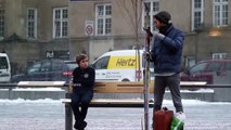 Soğuk Havada Montsuz, Üşüyen Bir Çocuk Görseniz Ne Yaparsınız - Norveç - Oslo - (Türkçe Alt Yazı)