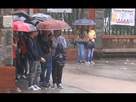 Pozzuoli (NA) - Terremoto, scosse nei Campi Flegrei: evacuata scuola (07.10.15)