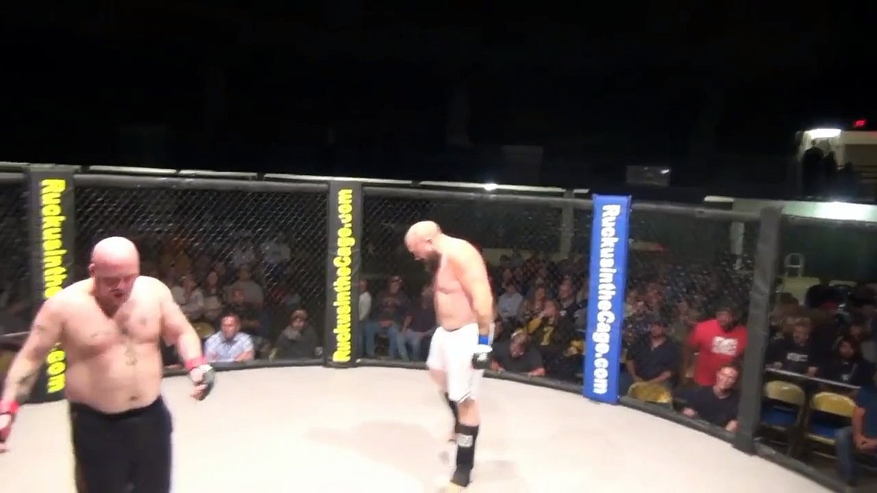 Un combattant de MMA se fait caca dessus en plein combat!