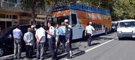 AKP seçim otobüsü 4 araca çarptı, mağdur yurttaş isyan etti