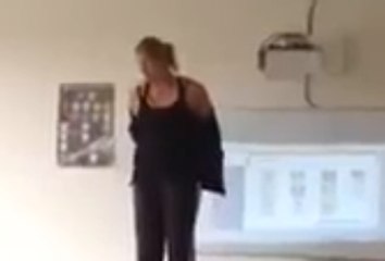 Une prof enlève ses vêtements dans le cadre d'une leçon de biologie