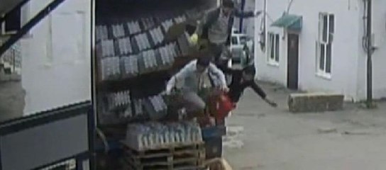 İçecek kasaları az daha can alıyordu