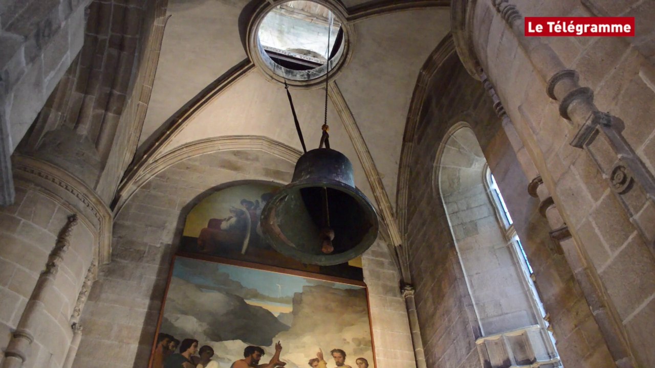 Basilique de Guingamp. La cloche Marie-Louise Mathias  fait du rappel ...