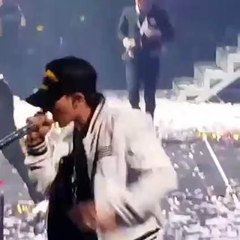 [Made tour in Anaheim, 4-10-2015] Seungri ran to Jiyong!!