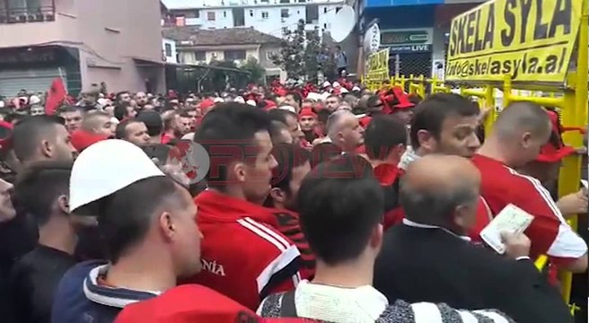 Shqipëri- Serbi, tifozët kuqezi në pritje për të hyrë në stadiumin Elbasan Arena - Ora News