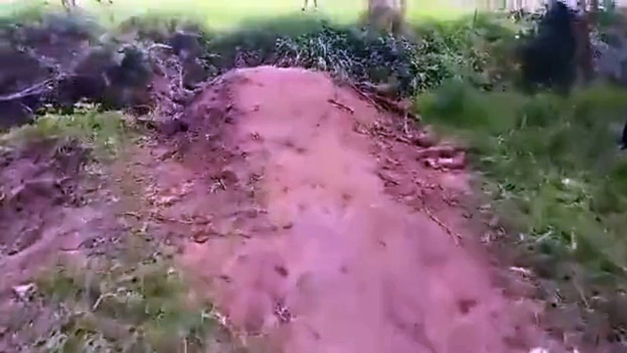 Ce taré saute un fossé enorme avec son scooter