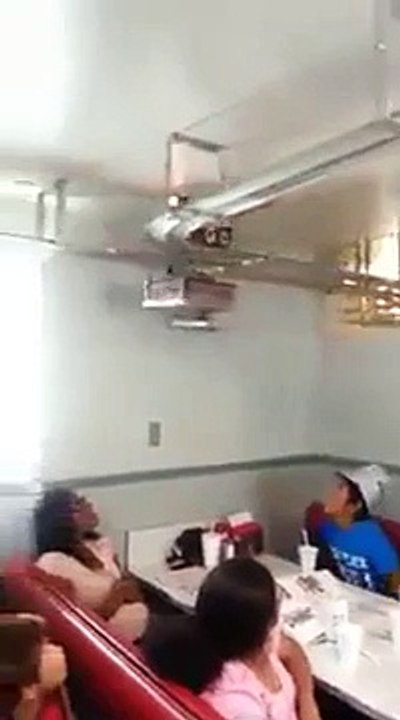 Ce restaurant sert ses clients avec un mini train... Sympa!