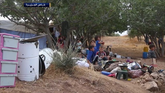 نزوح العائلات من ريف حماة وإدلب جراء القصف الروسي