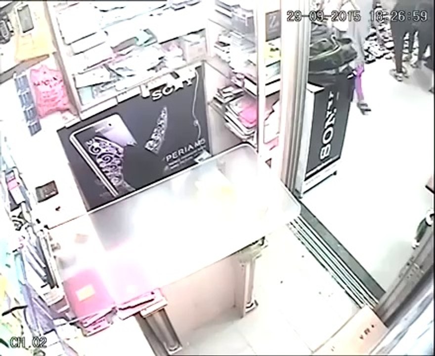 CCTV Video- Lady Steals A Smartphone & Walks Away; Dear Vendors, Please Be Cautious