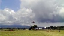 Impresionante aterrizaje a un palmo de los coches en Costa Rica