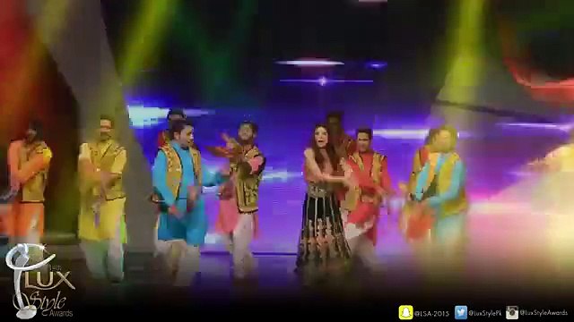 Ayesha Omer Dancing on Tutti Frutti Song - Lux Style Awards 2015