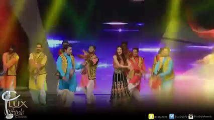 Ayesha Omer Dancing on Tutti Frutti Song - Lux Style Awards 2015