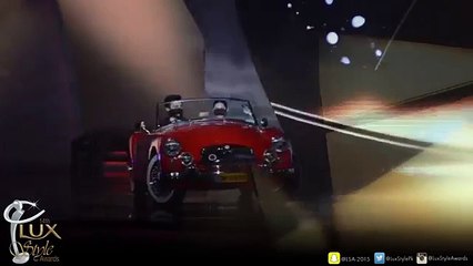Fawad and Mahira Crazy Entry at Lux Style Awards 2015 (1)