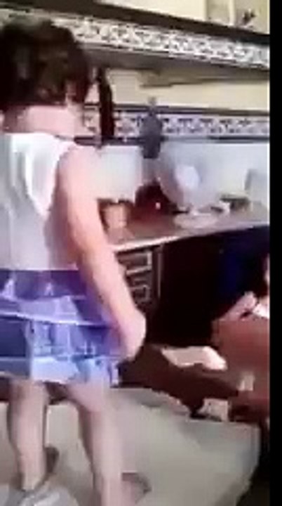 Расстроенная девочка увидела, что её снимают!