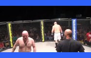 MMA : il se fait caca dessus en plein combat