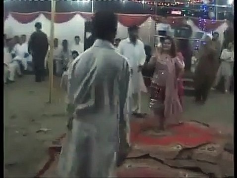 یہ نا دیکھا تو کچھ نہیں دیکھا ۔۔۔۔۔۔۔۔اب تک کا سب سے مزاہیا ڈانس۔۔۔۔