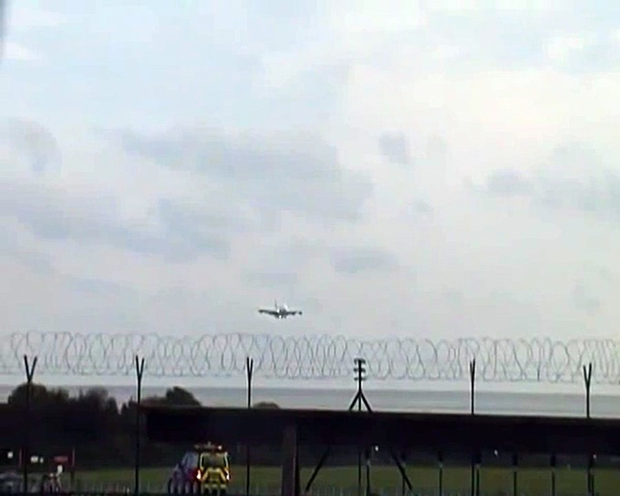 Emirates Airbus A380 CROSSWIND Landing Manchester Airport. 23R   A6 - EDP