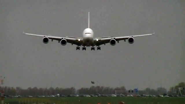 Emirates Airbus A380-800 [A6-EDT] CROSSWIND Landing @ Amsterdam Schiphol Airport!