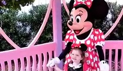 Minnie Mouse plays Ring Around the Rosie